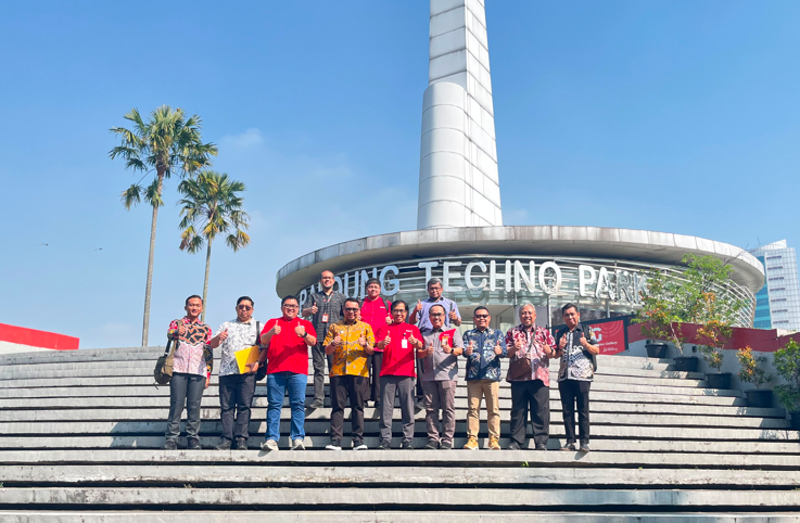 Kunjungan Bupati Kutai Kartanegara ke Bandung Techno Park. Prof. Dr. Suyanto, S.T., M.Sc. dan  Bupati Kutai Kartanegara (dr. Aulia Rahman Basri, M.Kes)